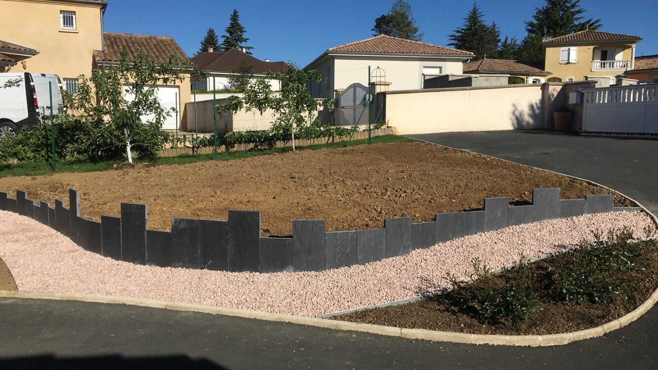 Réalisation complète d‘une cour avec enrobé à motifs, plantations et cheminement.